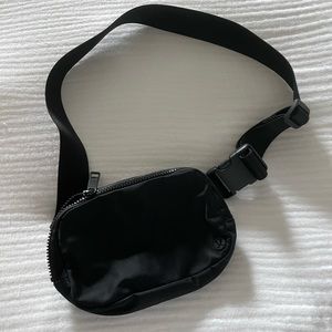 Lululemon everywhere belt bag